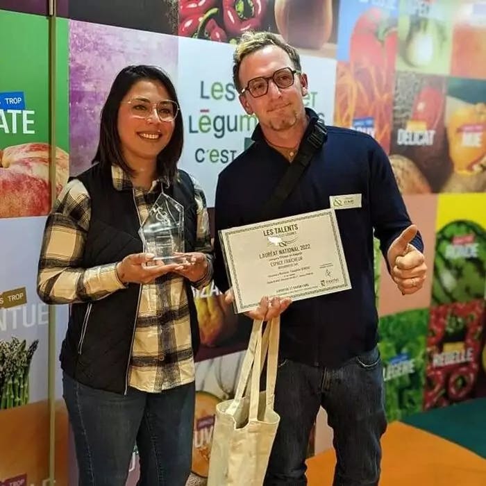 Natalia et Théophile tiennent respectivement le trophée et le titre de Talent Fruits et Légumes 2022.